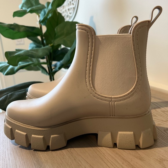 Jeffrey Campbell Lug Sole Chelsea Rain Boot in Pleu Cream size 9 Like New! - Picture 4 of 6